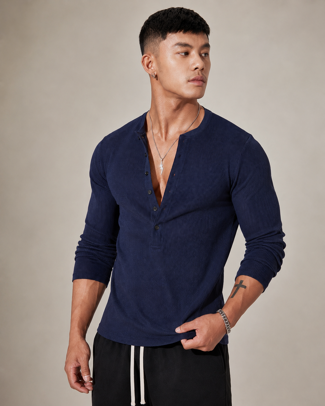 Gerippter Strickpullover mit langen Ärmeln und halber Knopfleiste