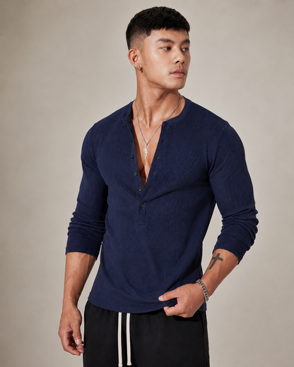 Gerippter Strickpullover mit langen Ärmeln und halber Knopfleiste