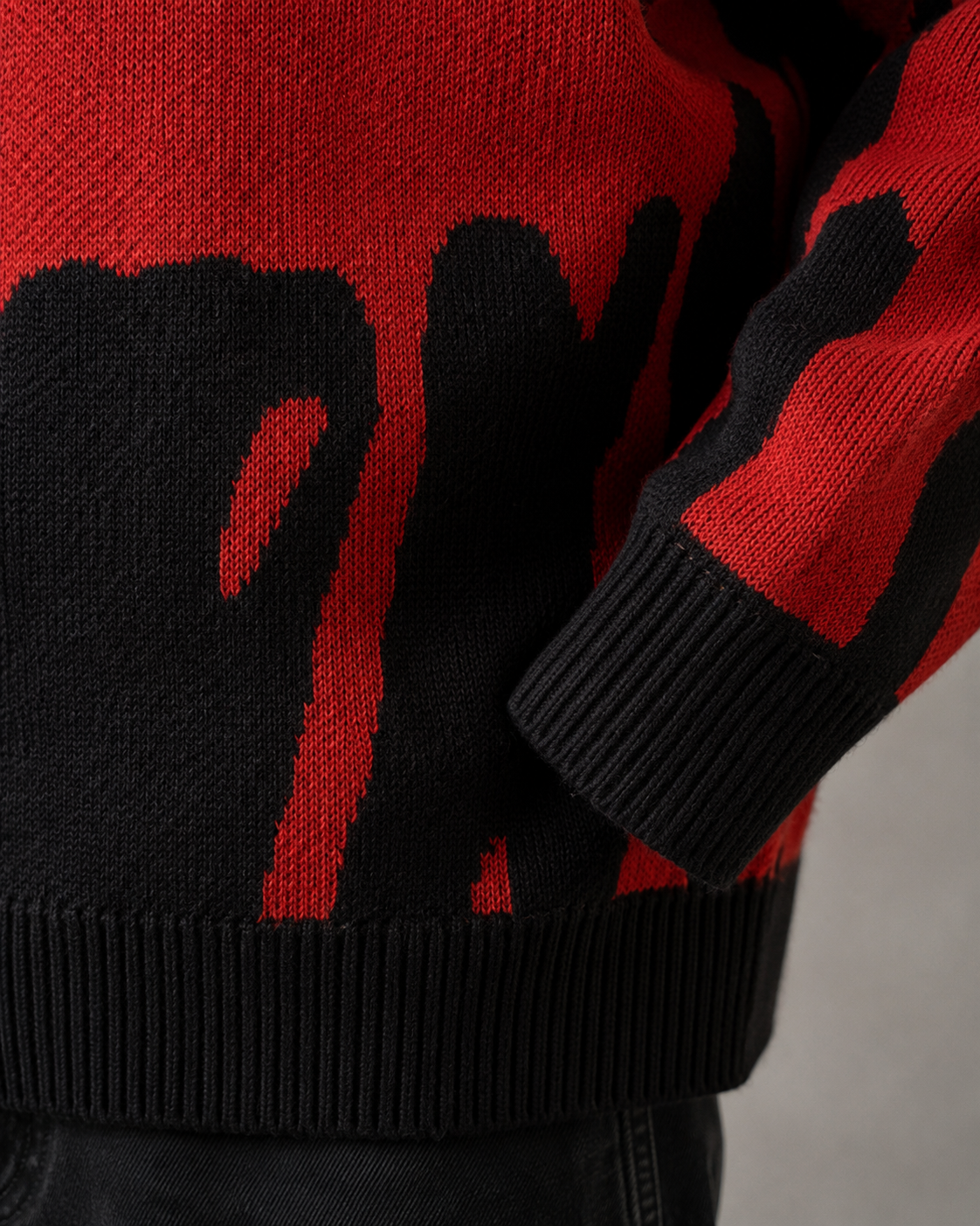 Maglione da uomo in maglia con motivo astratto e spalle scese